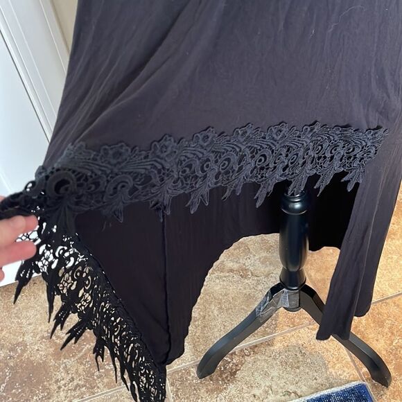 So soft asymmetrical high low top.  Cute lace trim. - Picture 8 of 8